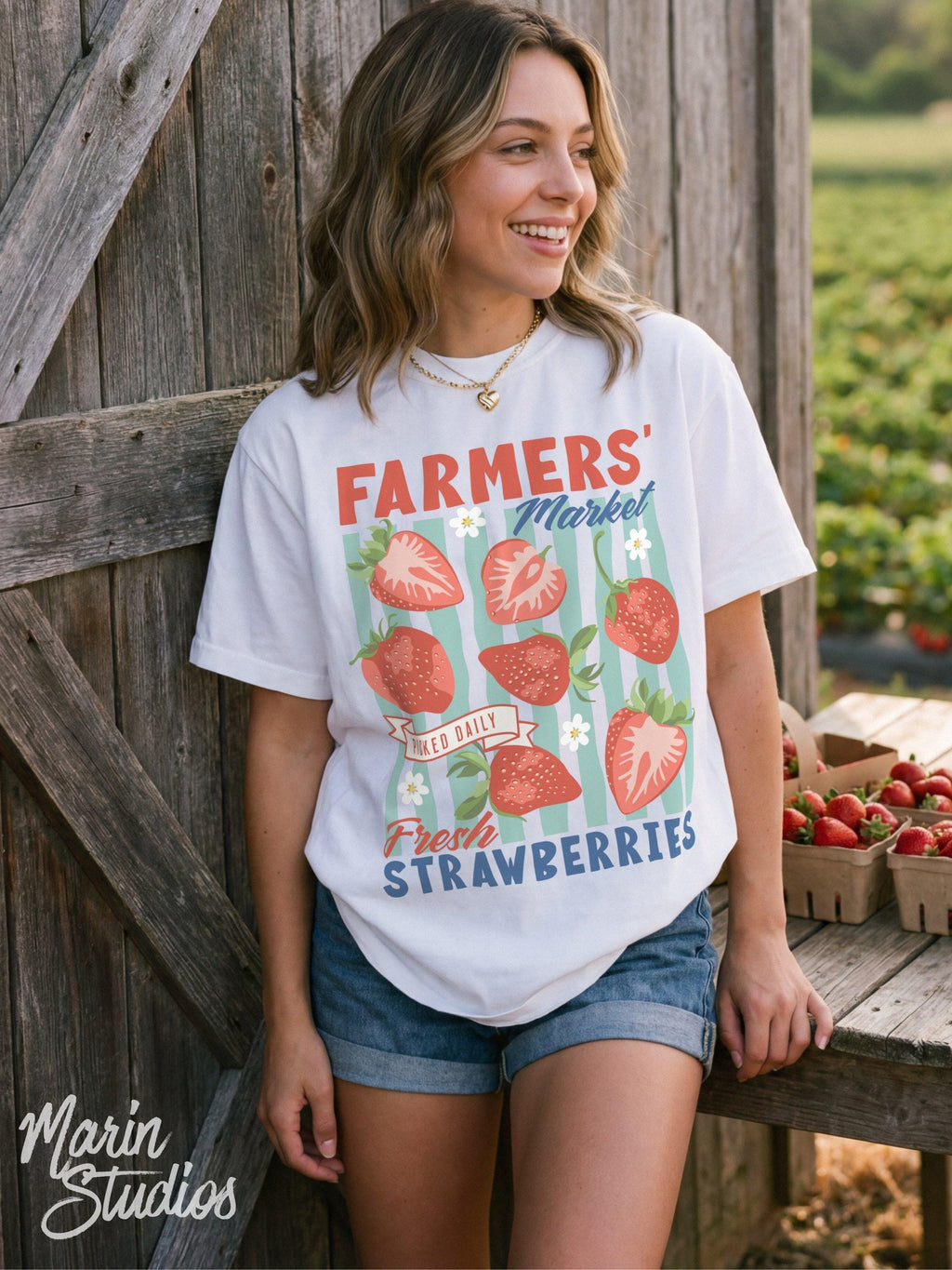 Farmers Market Strawberry Vintage Fruit Summer Foodie Unisex