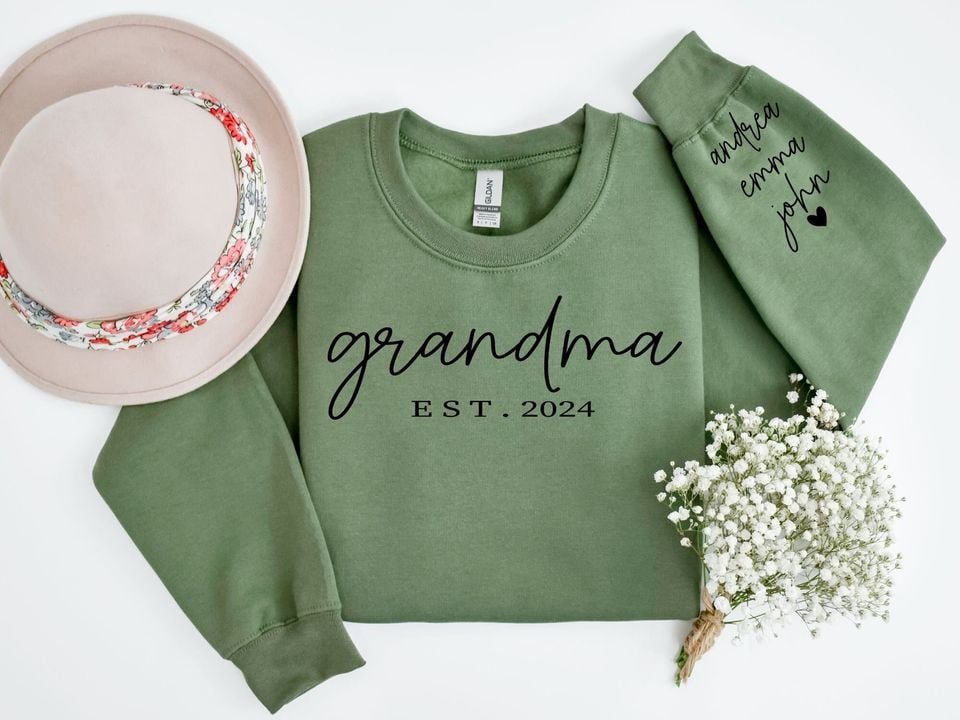 Personalized Grandma Sweatshirt with Grandkids Names on Sleeve, Custom Granny Sweater, Est Date Gramma Sweatshirt, Gift for Grandma,pr436