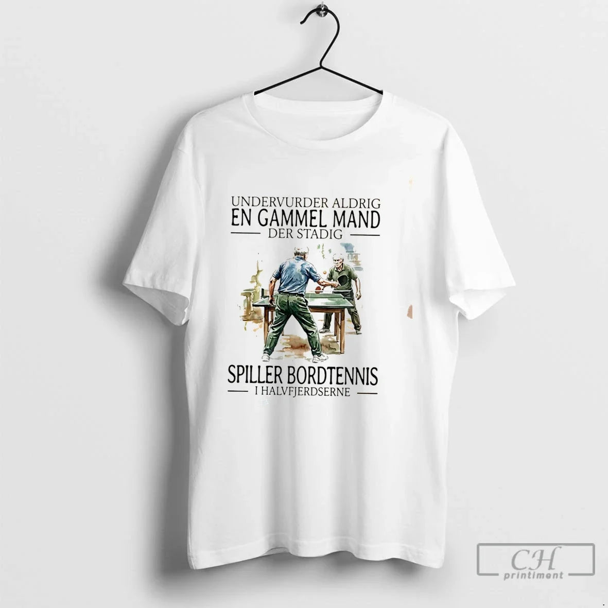 Premium Undervurder Aldrig En Gammel Mand Der Stadig Spiller Bordtennis I Halvfjerdserne Tee T Shirts